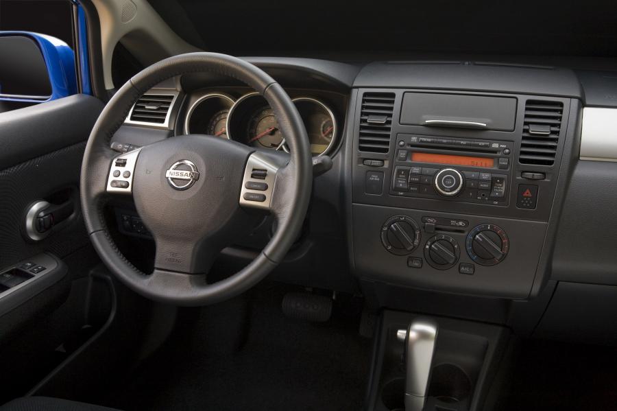  Nissan Versa 2010 года  (фото 35 из 35)